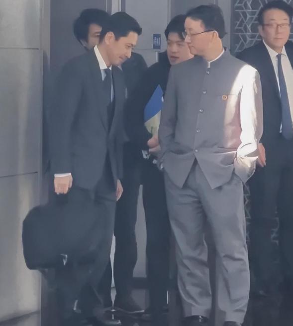 一天之内，我国外交部两大人事调整，刘劲松宣布离任，信号不简单。 7月29日这