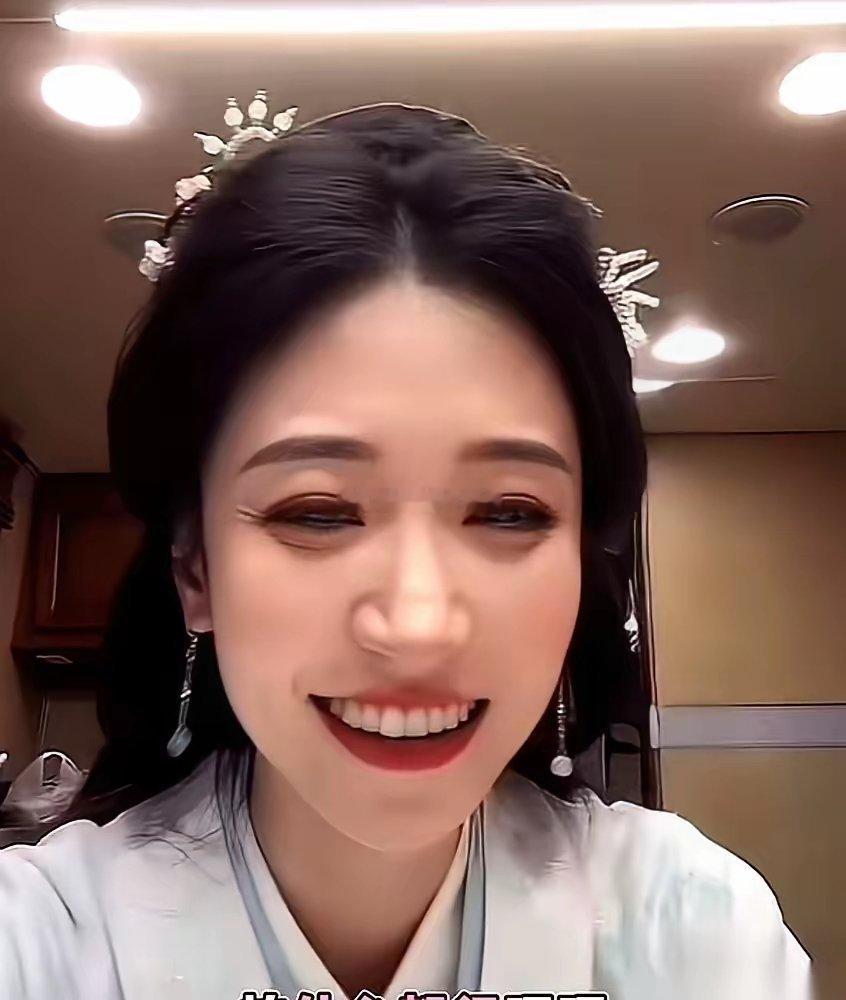 王格格终于坦诚发声，吐露积压许久的心声，直面《凤还朝》的拍摄始末。她坦言，初次拿