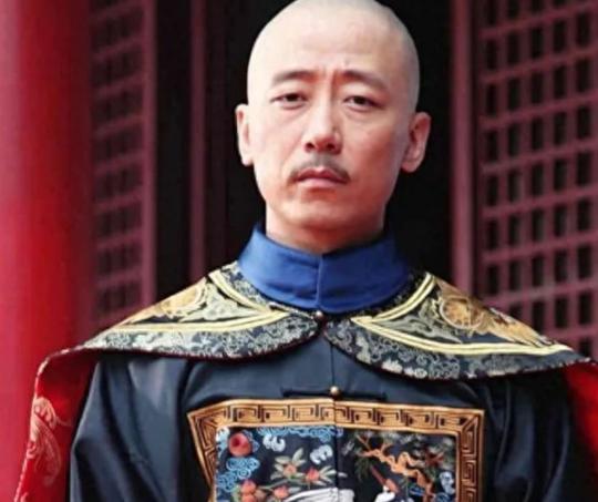 康熙年间，大臣尹泰在自家庭院里偶遇了一位美丽小丫鬟，尹泰一时兴起，强行与之发生关