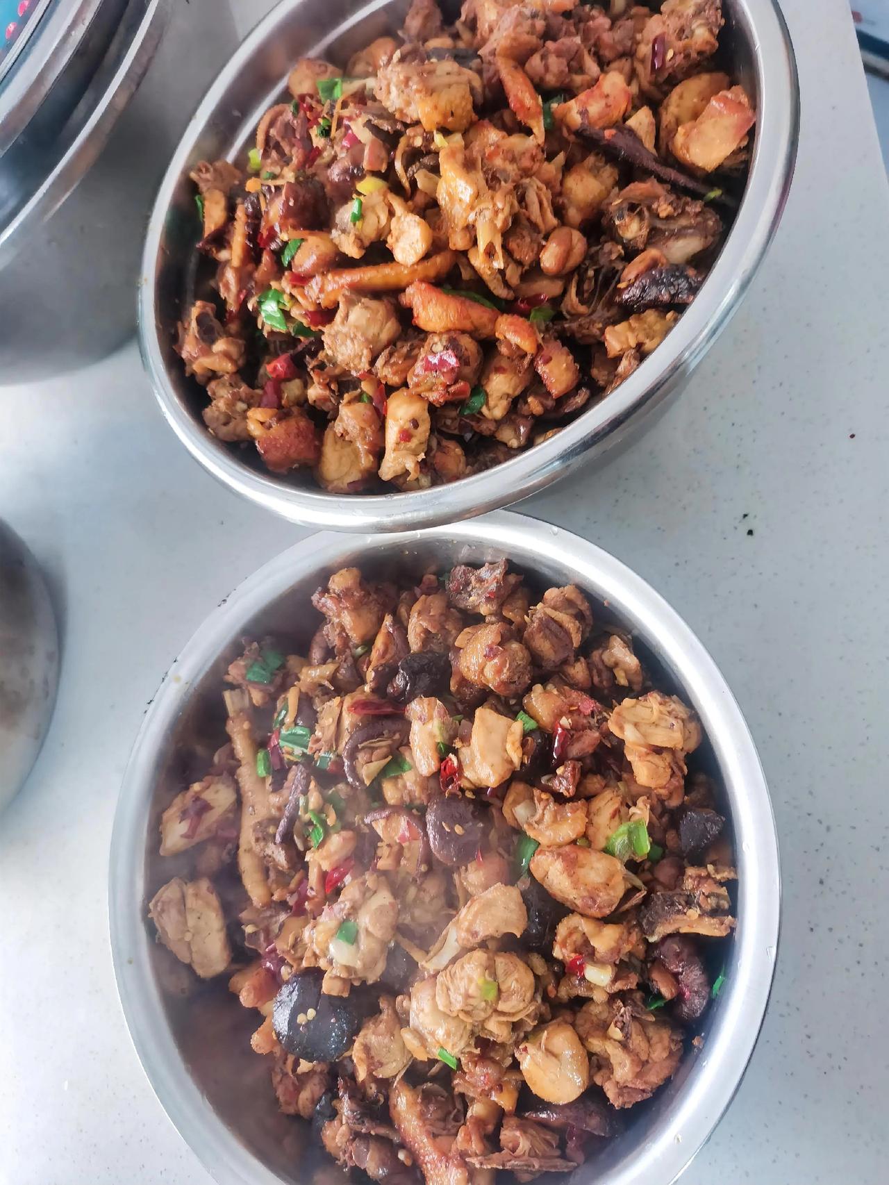 公司食堂今日菜谱：红烧鸡块素炒四季豆炒大白菜。“油烟味”的日子实在难熬