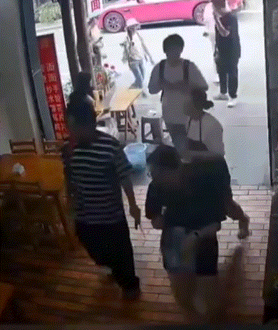 万万没有想到，四川成都，一家饭店这天开门后就没生意，眼看到了饭点还是没有一人上门