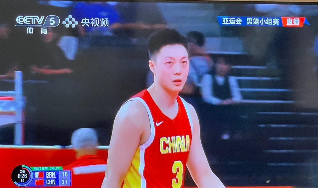 中国篮球队颜值担当：胡明轩、李悦洲明明可以靠颜值拉爆人气，却偏要以“球技”及为国而战的“精神”立足篮