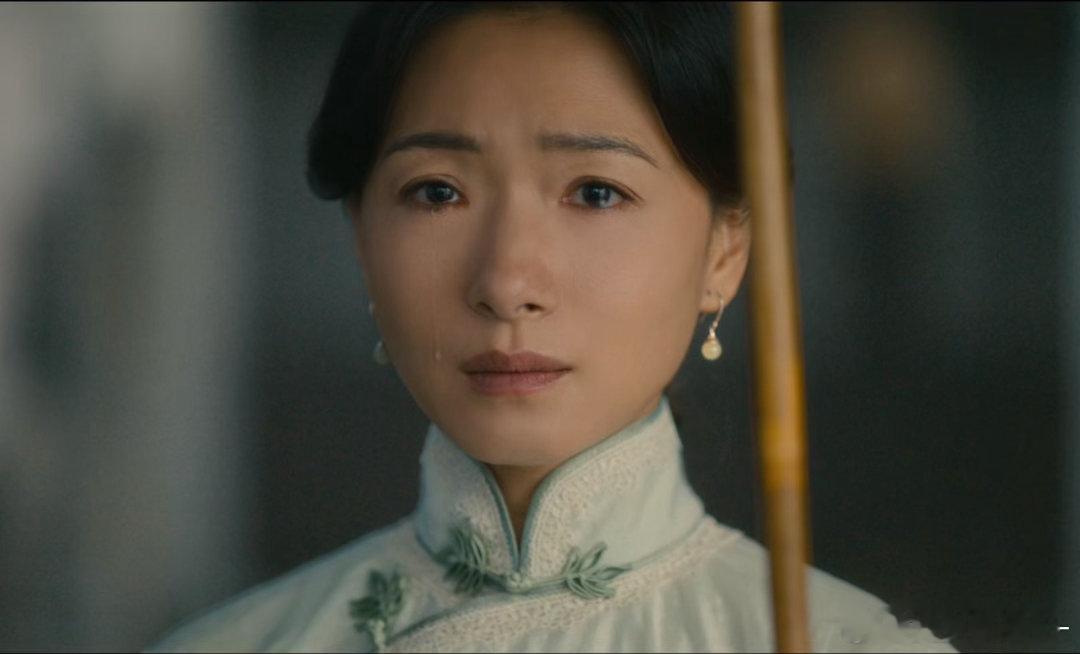 万茜追剧把自己看哭了最戳人的往往是无声的戏。万茜撑伞对视那段，不用说话，眼神就