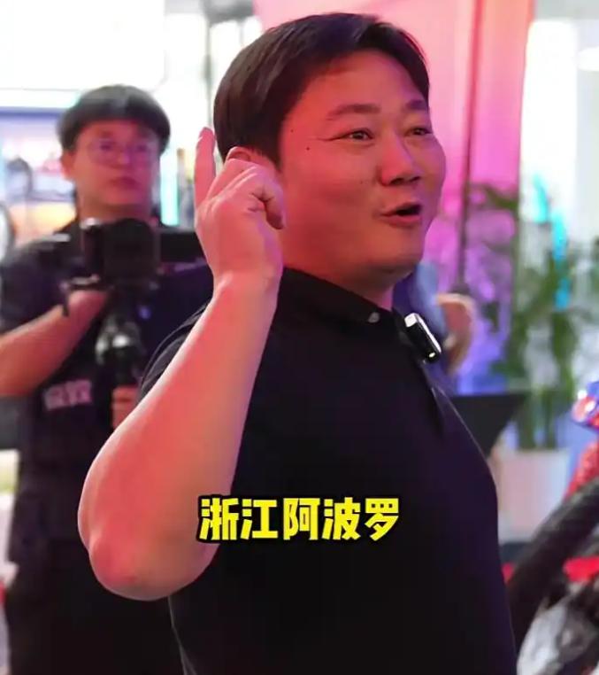 张雪随口说阿波罗老板娘格外漂亮，没想到直接勾起了全网车友的强烈好奇心，大家还特别