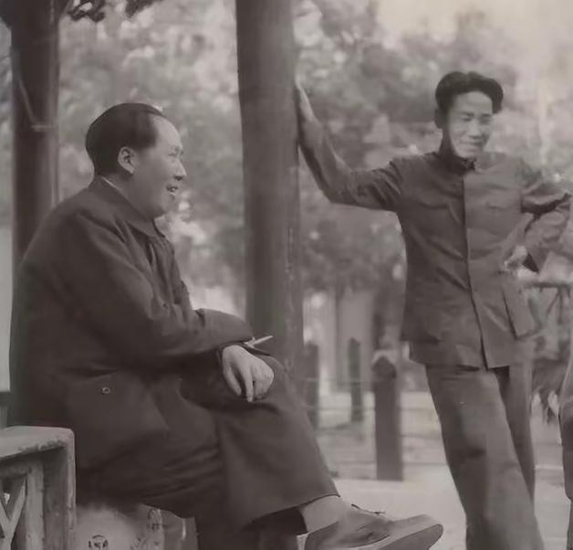 毛主席和他的长子毛岸英！父子情深，笑容里有毛主席对毛岸英的无限期望！这个在苏