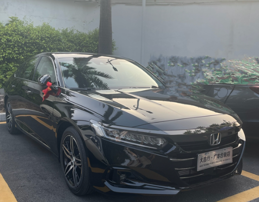 雅阁胎噪真的大，减震硬！一直很喜欢雅阁的外观，真的帅，以前一直听别人吐槽隔音不