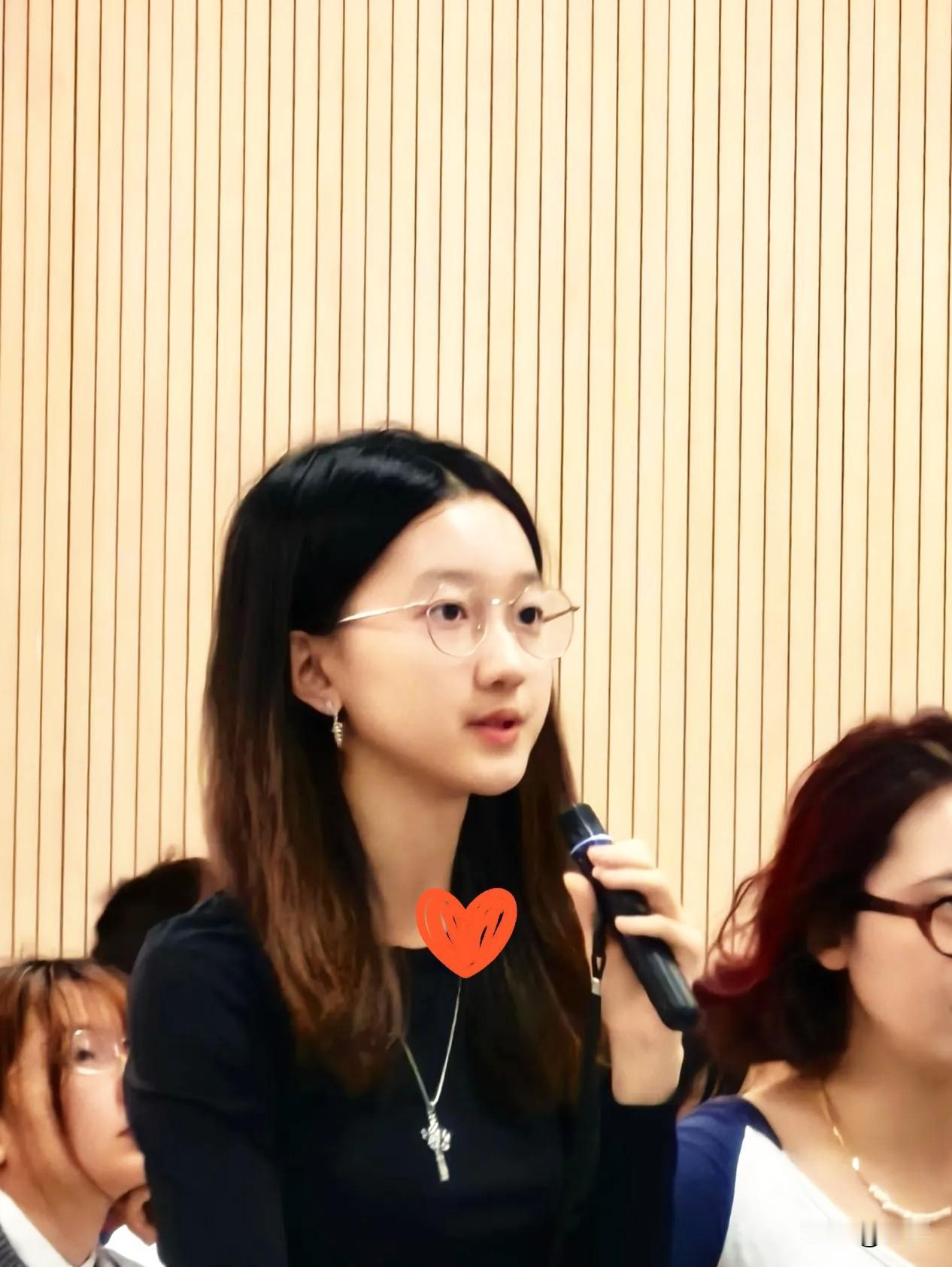 一位女生考上了政法大学，上课时教授特意叮嘱大家别打架，还着重说：“根据我的统计，