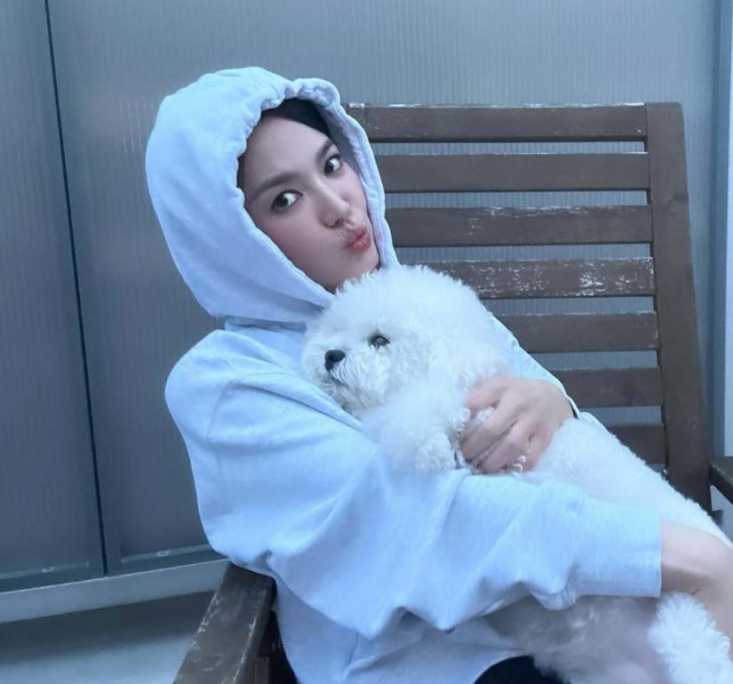 宋慧乔晒与爱犬Ruby的合照，与Ruby相处的时候，宋慧乔看起来真的好放松呀！
