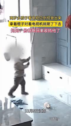 笑不活了！近日江苏，妈妈正躺在屋里玩手机，突然客厅里传来一阵响动，妈妈过去一看，