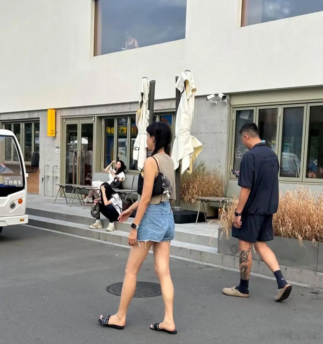 47岁李艾在河北阿那亚旅游被偶遇，她打扮年轻休闲清爽又不失个性，她穿着牛仔短裤和