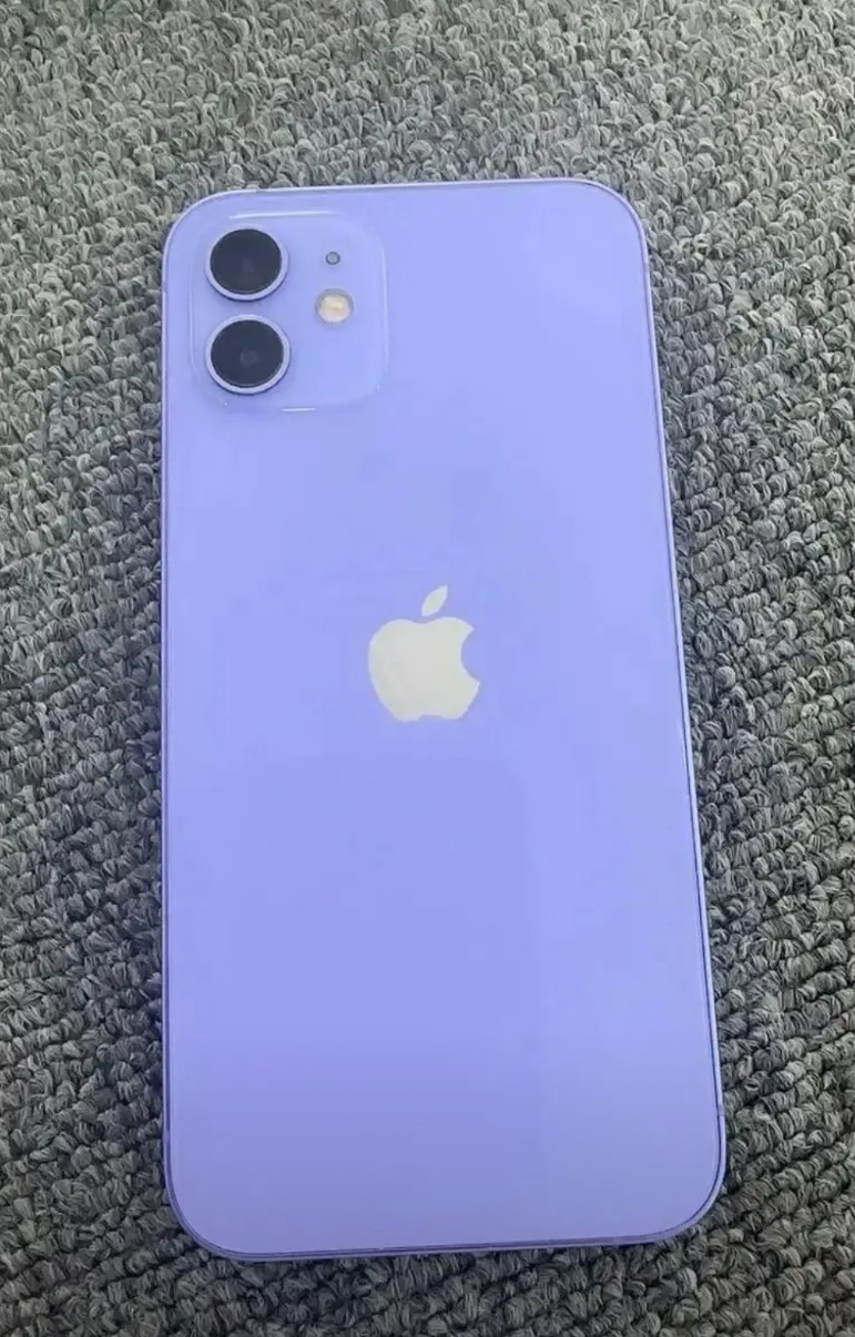 中午聚餐，几位月薪8000块钱的姑娘用的是iPhone12。好奇问了几位姑娘为什