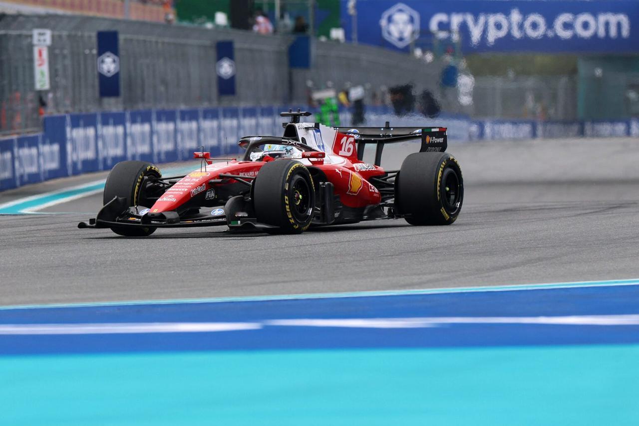 F1迈阿密站——勒克莱尔无线电质疑策略：勒克莱尔在比赛中进站时通过无线电质问车