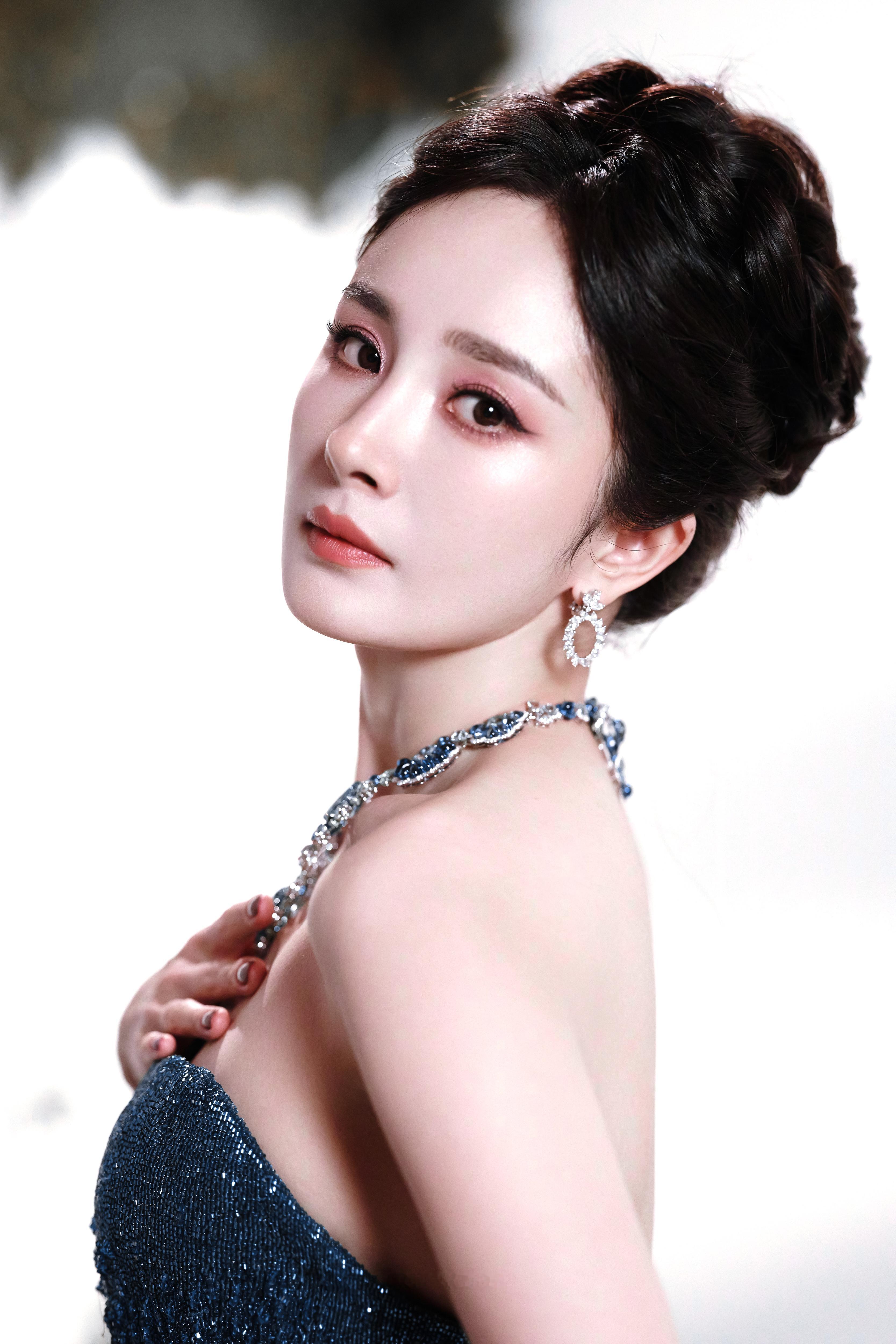 杨幂/孔雀蓝💙杨幂蓝孔雀女王*杨幂指挥交通​​​