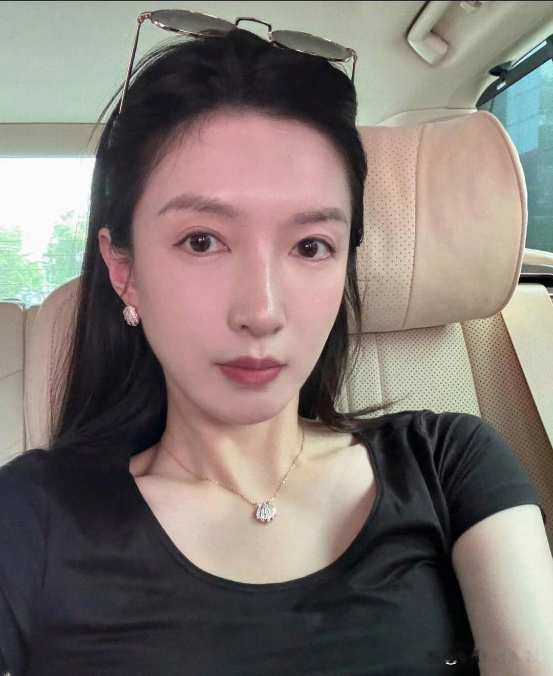 江疏影素颜状态太能打，卸下妆造依旧颜值在线，五官舒展耐看，自带清爽气质。