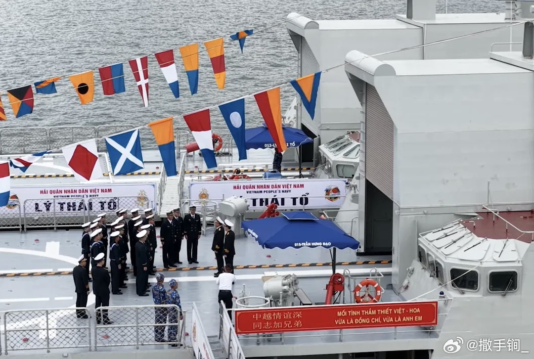 中越海军官兵在防城港互登舰艇参观