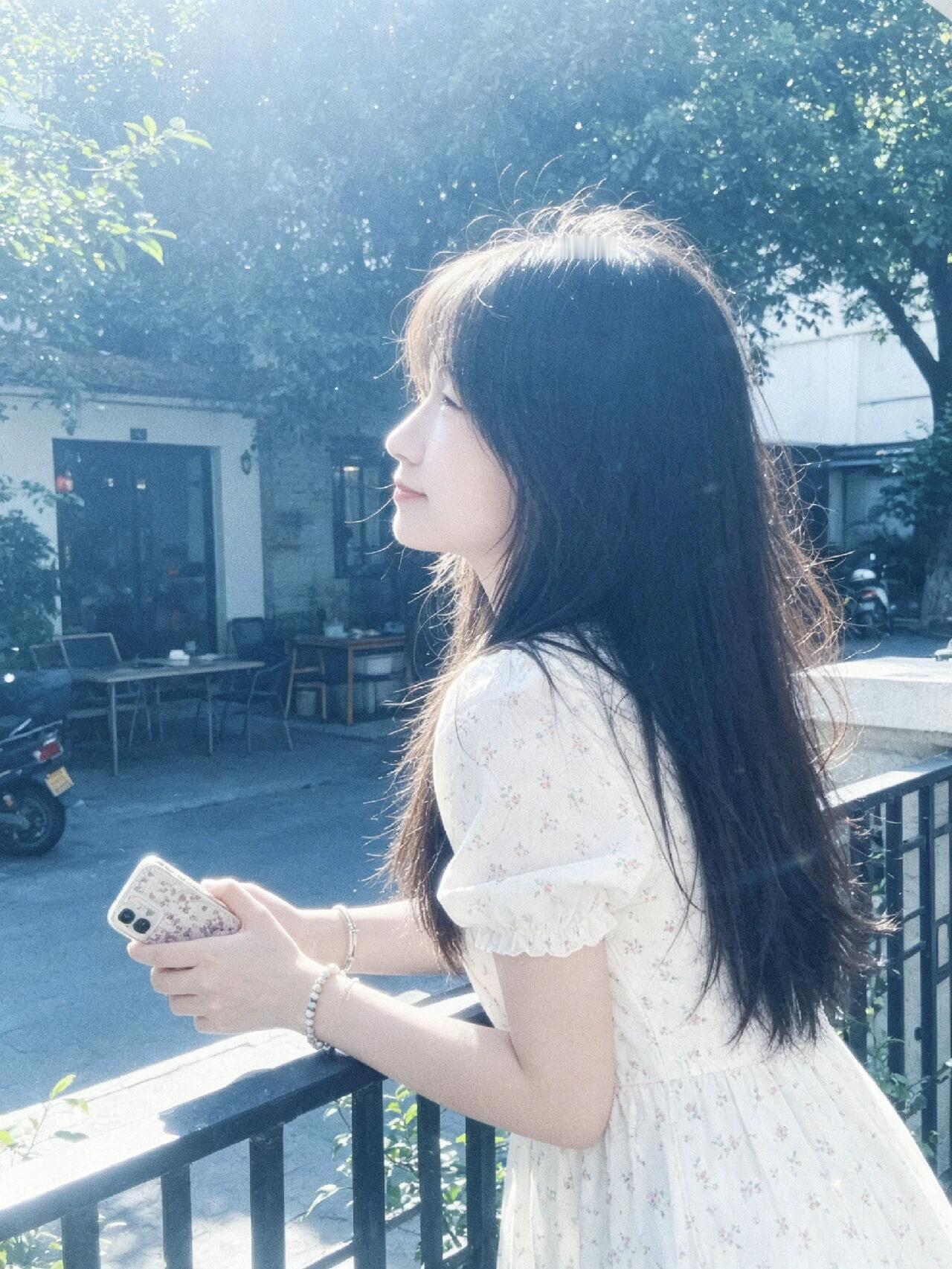 月亮还在人已远那些未曾说出口的话都烂在了肚子里。不是不想说，是说了也