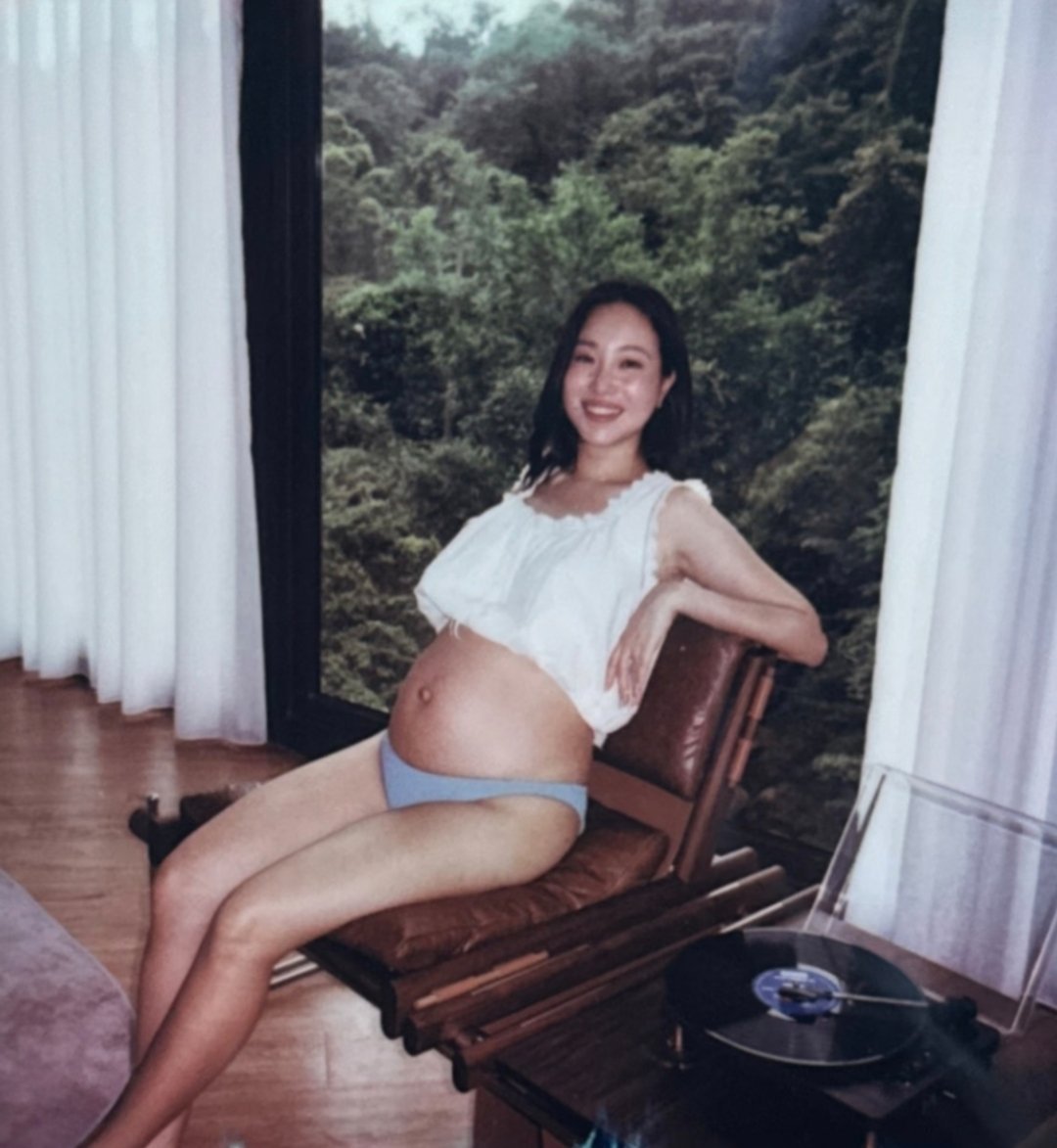 杨祐宁老婆阿梅晒孕期写真，阿梅三胎就只胖了肚子。​​​