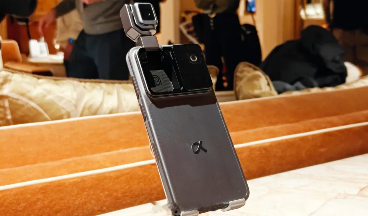 荣耀RobotPhone样机在CES2026亮相，不过得在3月的MW