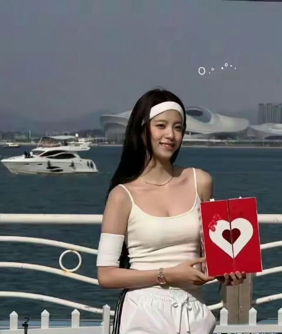 昔日那个甜美可人的欧阳娜娜已然蜕变成一位亭亭玉立的少女。她那张标志性的娃娃脸依旧