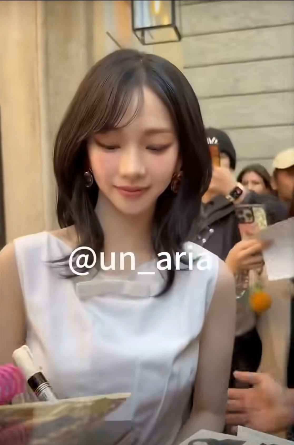 米兰时装周，杨幂、柳智敏又撞造型了戴了同系列珠宝，包也是同款不同色杨幂米兰al