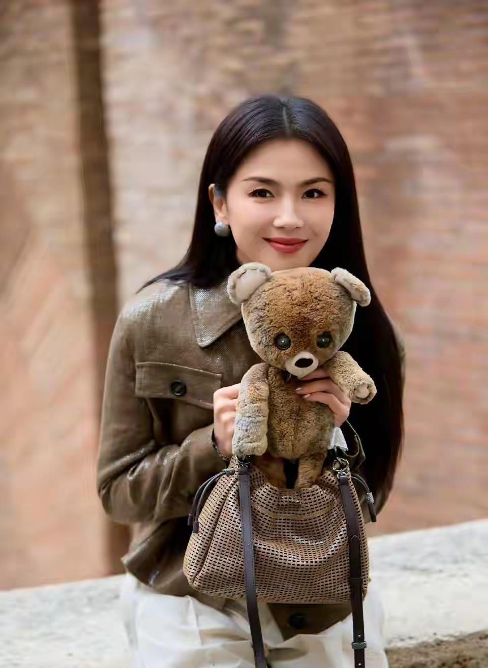 谁说44岁是下坡路的开始？对刘涛来说，这才是她事业的珠穆朗玛峰。巴黎Schi