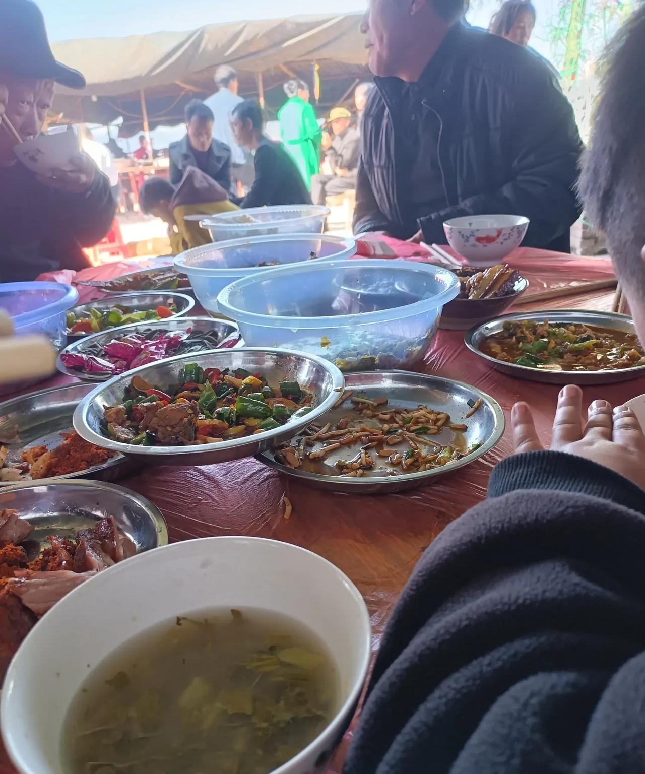 妈妈说现在的儿媳妇越来越不敢说了，邻居家一儿两女，儿子已经结婚并有了一个孩子，儿