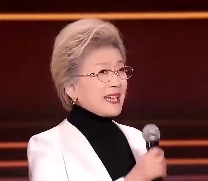 为什么她70多岁了，未整容，未美颜，却焕发迷人的光彩，是她身上的文雅知性，还是人