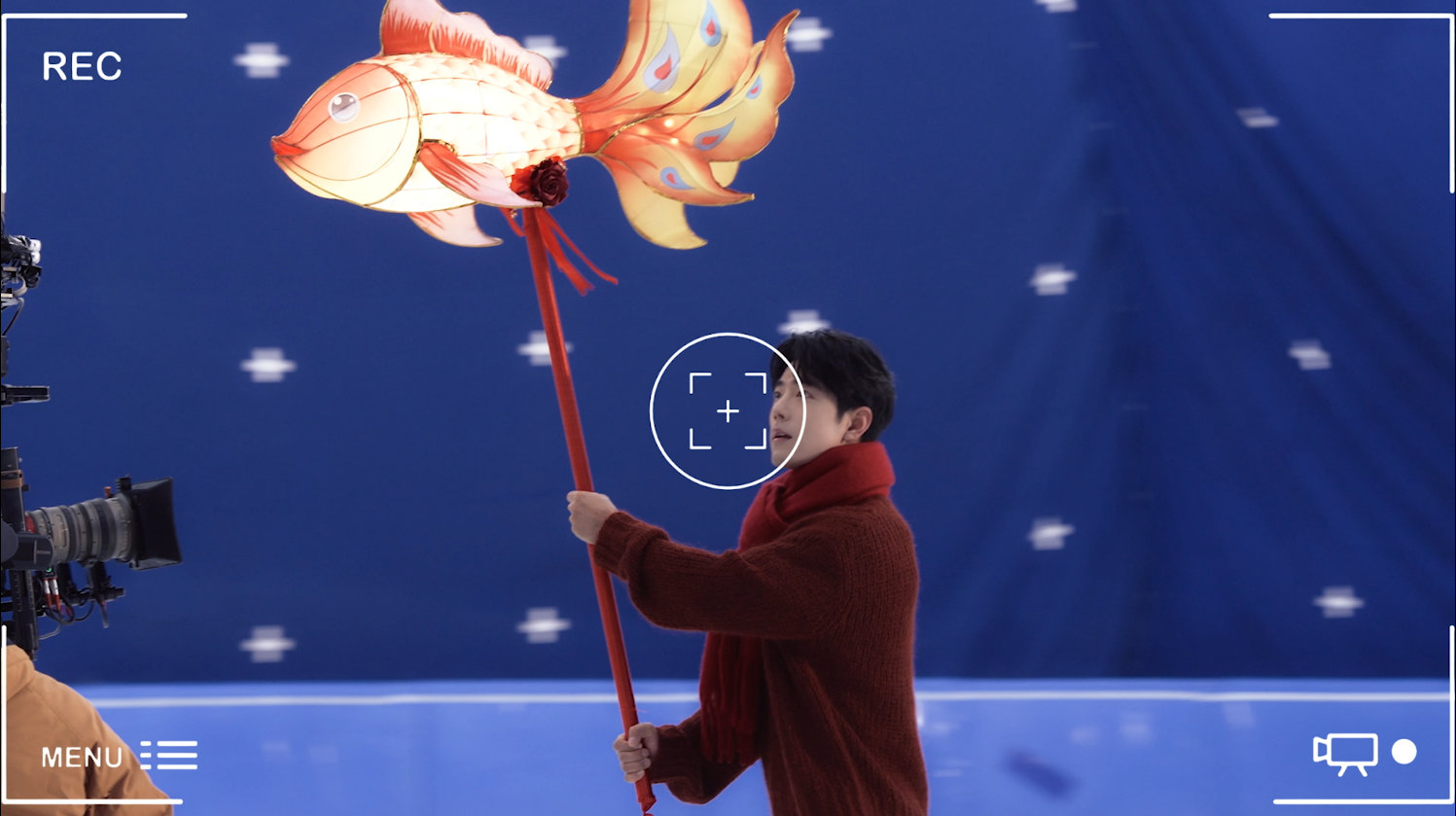 肖战冬奥短片滑冰首秀肖战冬奥短片滑冰首秀花絮太戳心！一身红装搭配红围脖，手执鱼