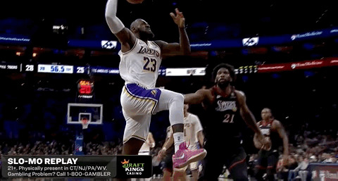 点燃客场！詹姆斯滑翔扣一个！首节最后1分钟，东契奇持球推进时将球传给詹姆斯，