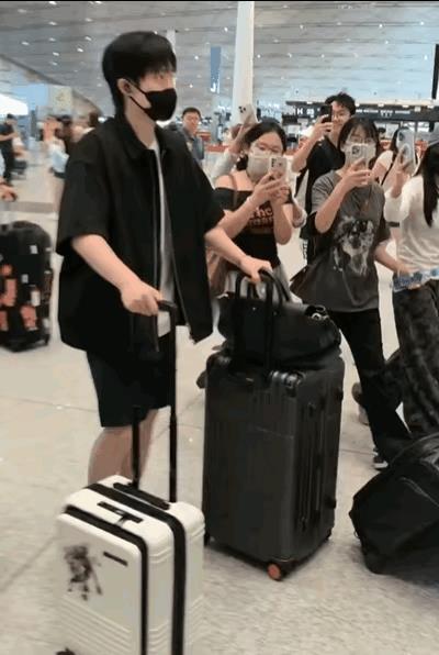 8.5，国乒出发横滨冠军赛，浩浩荡荡的一支队伍，个个都看着精神十足！马琳和王皓