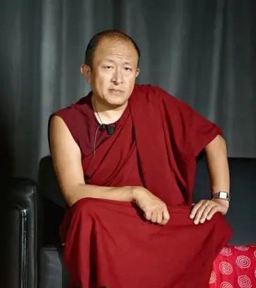 一位社会学家说过一段太通透的实话，戳穿了无数人的人生困境：“世界上最耗人的东西