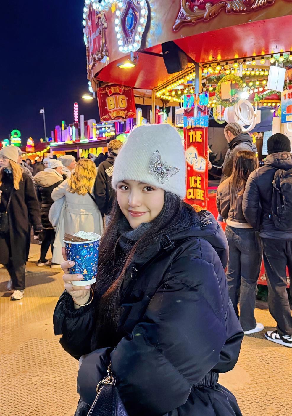 今晚真的见到诗龄本人了，在德国烤香肠旁边擦身而过，脸部轮廓太好看了超苗条的身材，