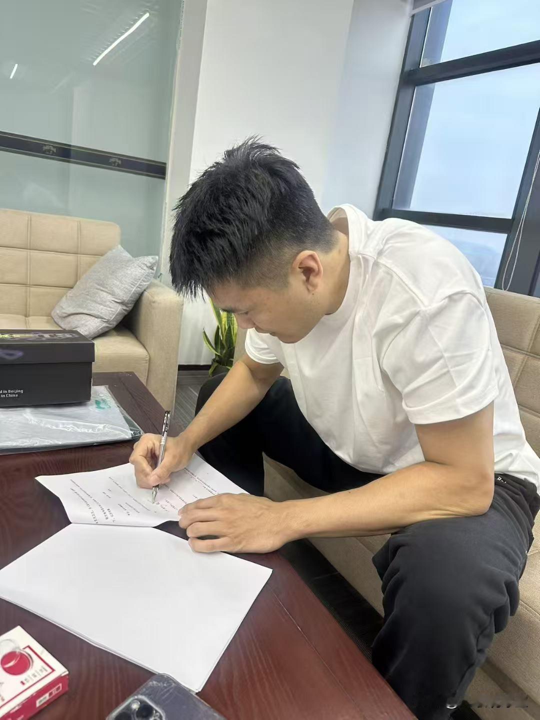 黄荣奇签约南京同曦，广东球迷表示不理解，广东为什么会放弃黄荣奇？其实他是国内后卫