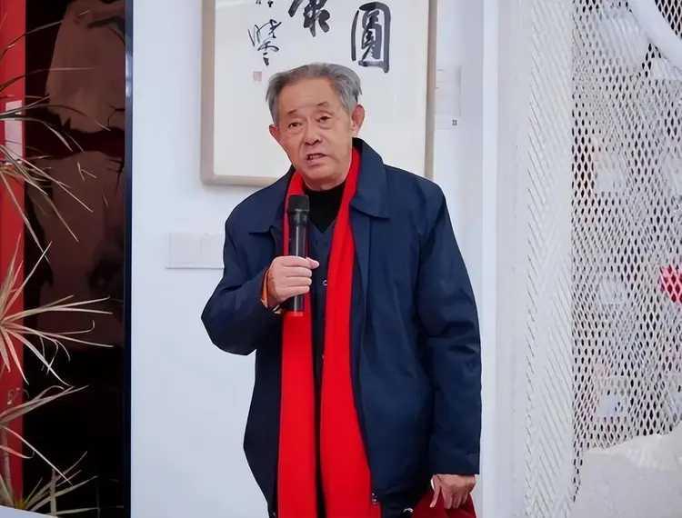 平时夜晚不开灯的南京博物院前院长徐湖平家别墅，22日晚开了一夜的灯。邻居还表示