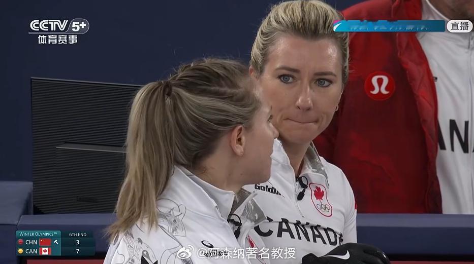女子冰壶中国vs加拿大加拿大队拿到三分，六局过后，加拿大队7比3领先中国队