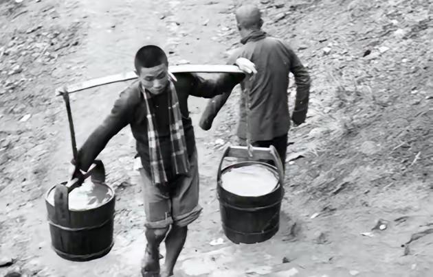 1949年5月，45军副军长率部回到武汉，去看戏时见到了1位挑水的伙夫。副军长仔