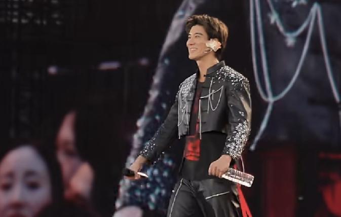 王力宏好令人担心啊！7月4日王力宏成都演唱会开场发生意外，演出过程中不慎摔
