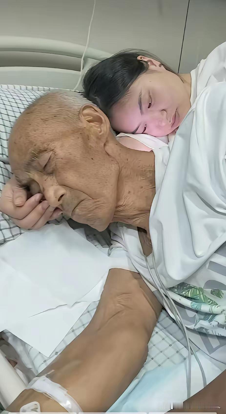 爷爷生病住院了，孙女到医院照顾爷爷。隔壁床的病友说，孙女没来医院之前，爷爷基本