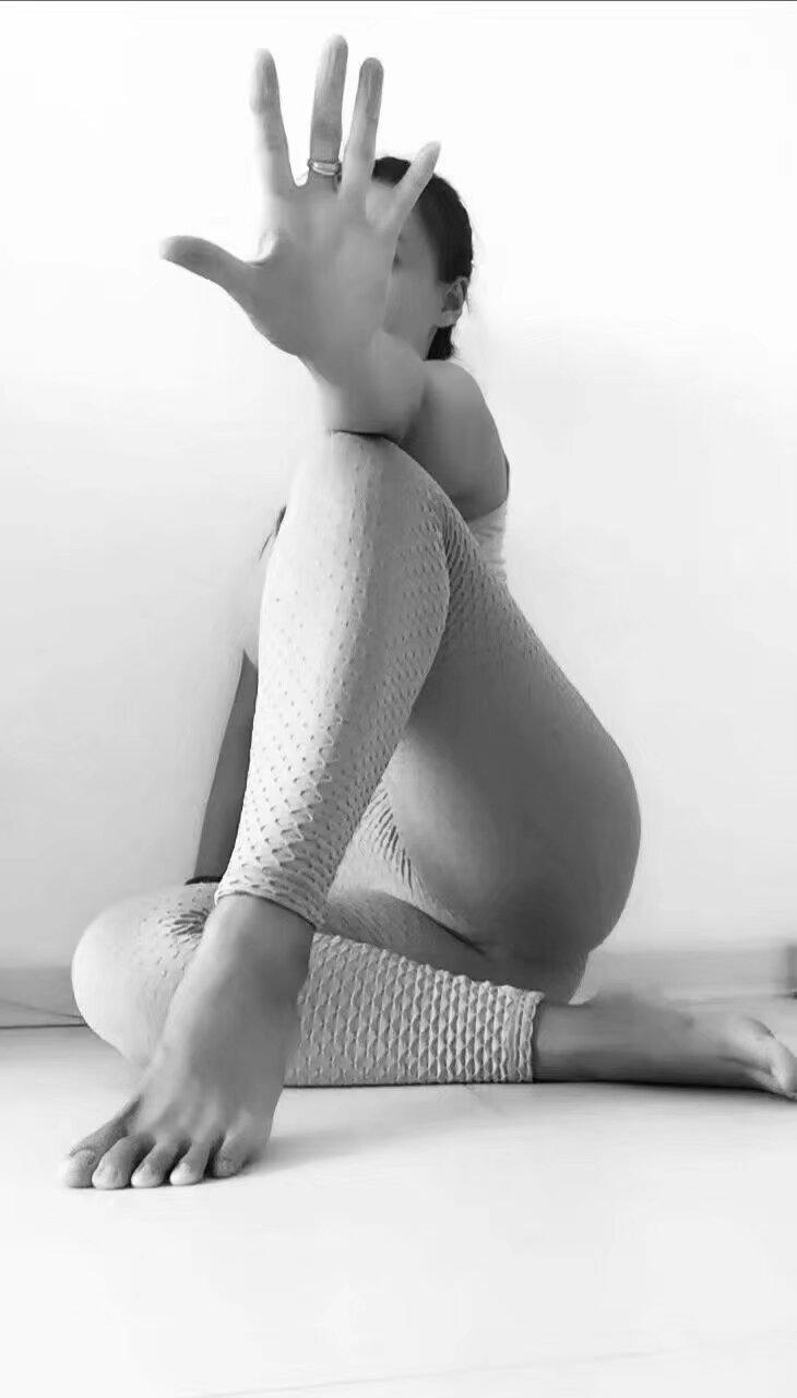 人对记忆有两种态度，一种是埋怨和悔恨，一种是怀念和感恩。但愿我们回首往事时，总能