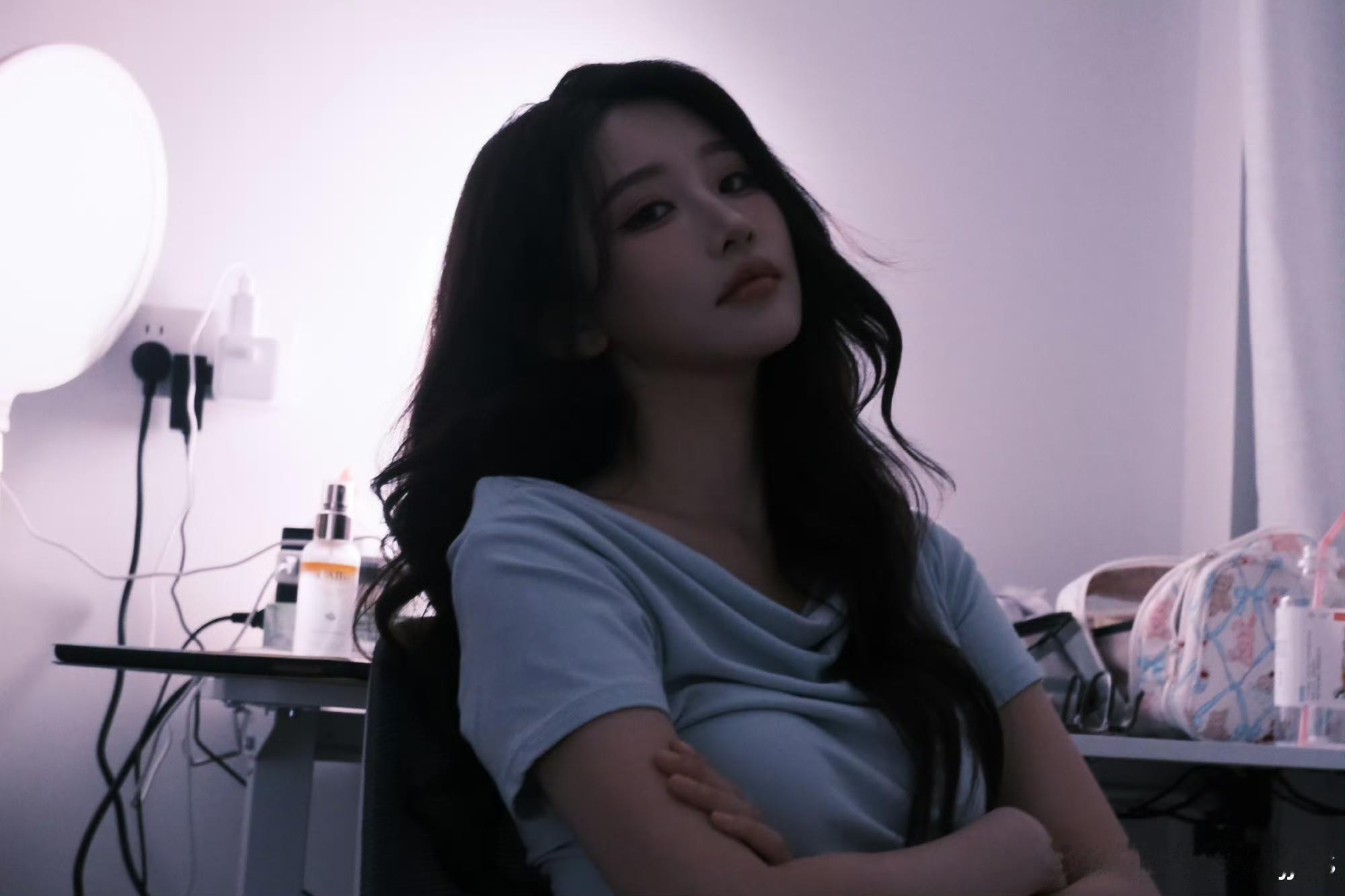 周诗雨｜今日营业照片，卷发港风大美女！净化眼睛，多营爱看[比心]​​​