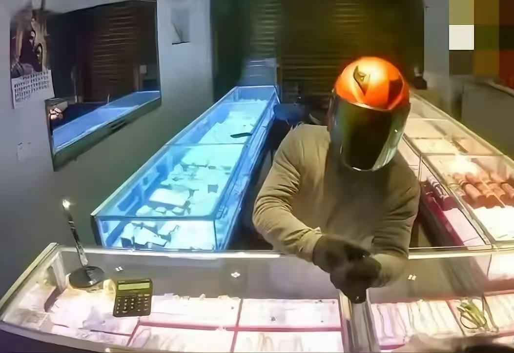 平潭这起金店劫案，从头到尾都透着一股“明知不可为而为之”的荒诞。1月18号傍晚，