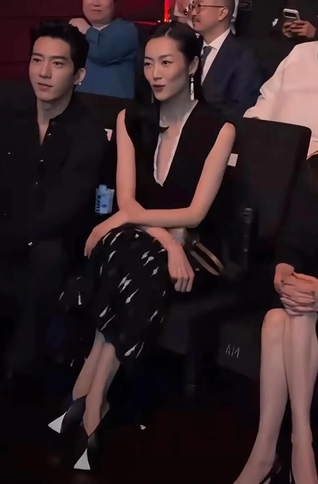 刘雯井柏然同框看秀！一袭香奈儿黑裙配单只耳钉，超模气场藏不住​​​