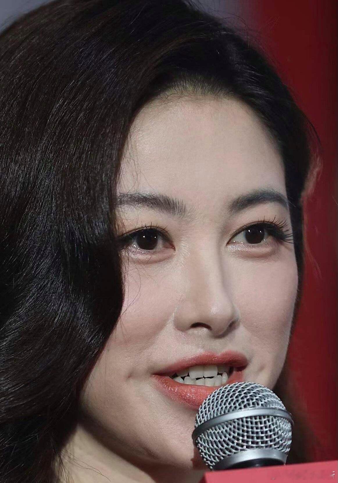 朱珠，高清相机下，四十岁居然只有眼纹，她真的好美呀​​​