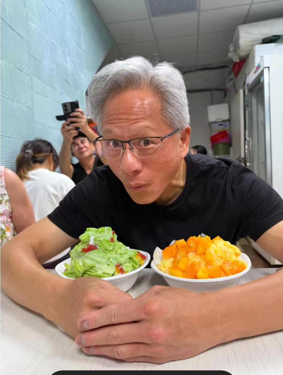 黄仁勋又火了！穿旧皮衣牵手老婆狂炫胡椒饼，网友：这反差绝了