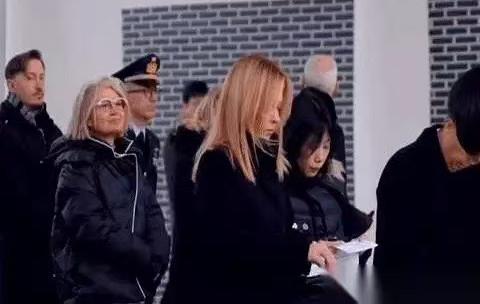 意大利总理梅洛尼，绕着中国跑了一大圈，把最精彩的一出戏，留在了1月19号。她在