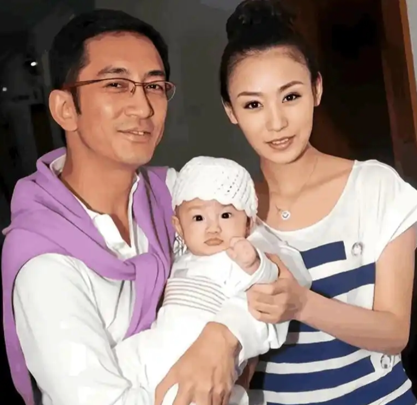2007年，43岁的吴启华花650万，娶了22岁的石洋子。没想到婚后，石洋子就将