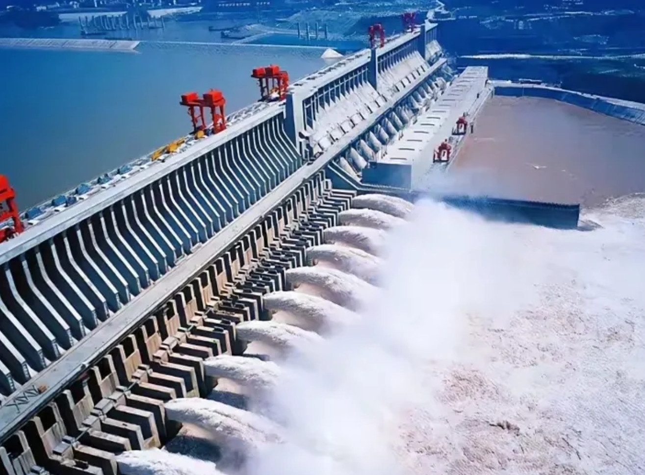 雅江水电站的建设方案，不像三峡那样建几百米高的大坝，而是在地下挖超长隧道，把雅鲁