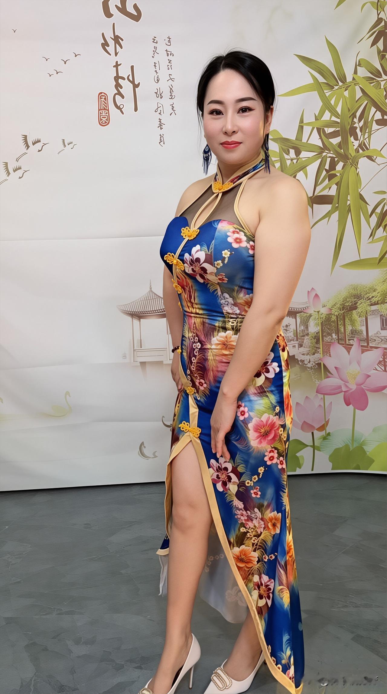 岁月从不败美人，微胖才是极品。这一袭蓝底繁花，锁住的是东方的雅韵，藏不住的是