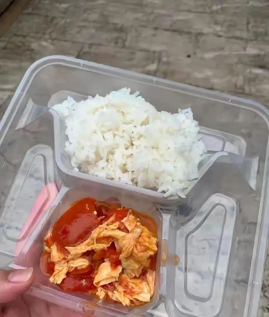 就这点西红柿炒鸡蛋再加点米饭，店家收我9块钱，大家说说贵不贵？凡是有做过生意的朋