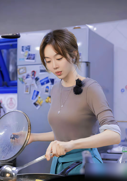 宋丹丹牵线，姜妍嫁了个金融圈的，结果婚后不买豪宅，跑去租了个250平的老旧厂房。破墙皮，铁楼梯，大灶